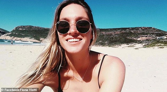 chong dep trai ngoi ngoi, co giao van len giuong voi 5 nam sinh hinh anh 1