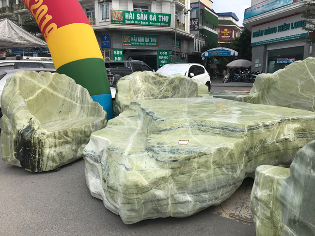 chiem nguong bo ban ghe bang ngoc nang 25 tan, co gia gan 3 ty dong hinh anh 2