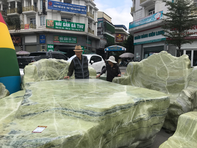 chiem nguong bo ban ghe bang ngoc nang 25 tan, co gia gan 3 ty dong hinh anh 3