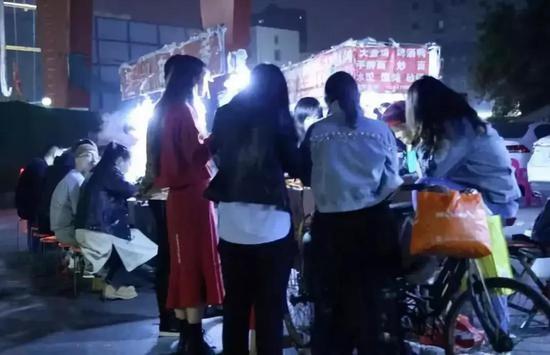 cu ba 94 tuoi ban hang an dem voi cau noi day song mang xa hoi hinh anh 2