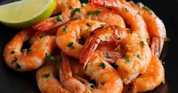 Chàng trai tốt bụng bóc hết đĩa tôm cho đồng nghiệp... và kết cục không như mơ