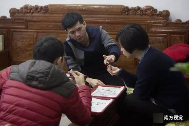 noi nhin dau cung thay vang, dan cam tui dung vang di ngoai duong nhu di cho hinh anh 2