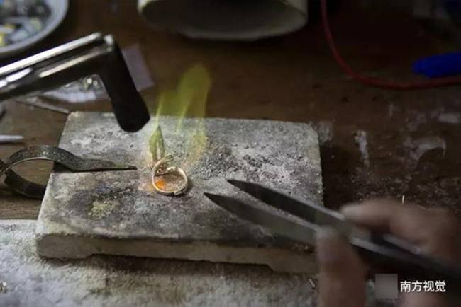 noi nhin dau cung thay vang, dan cam tui dung vang di ngoai duong nhu di cho hinh anh 7