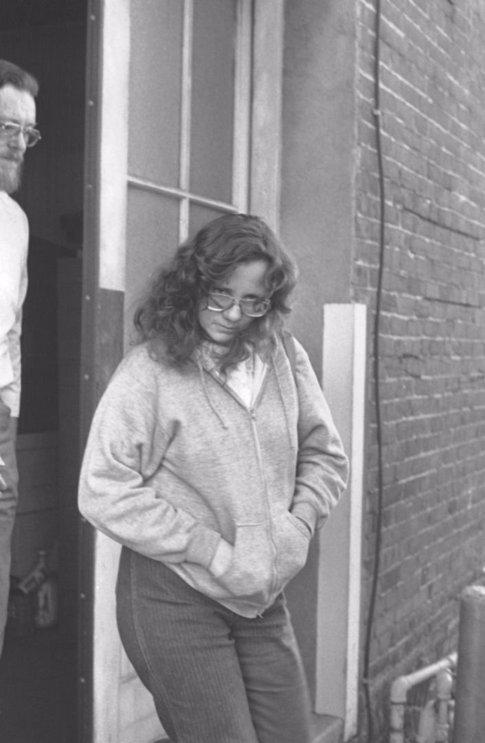 7 nam kinh hoang cua thieu nu xinh dep bi bat coc va nhot trong hop: buc anh khoa than hinh anh 1