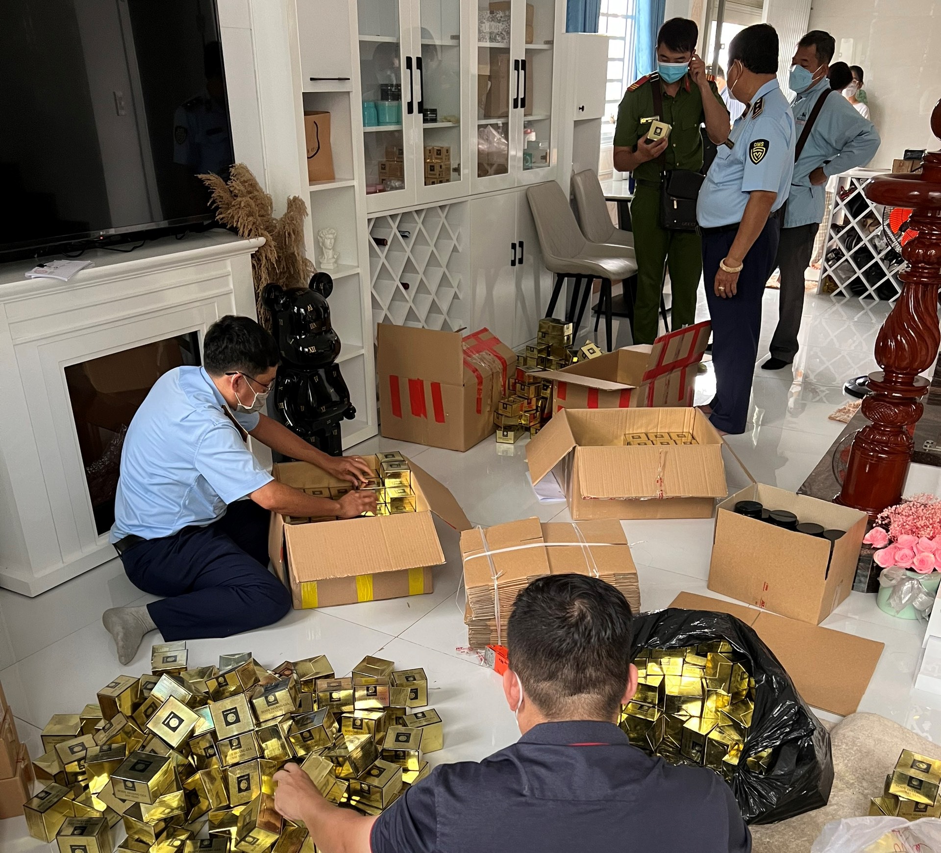 Cần Thơ: Đột kích thu giữ hàng nghìn hộp kem trắng da dát vàng chưa được phép sản xuất, kinh doanh - Ảnh 2.