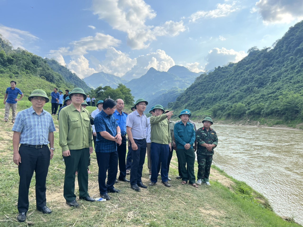 Tìm thấy 5 thi thể vụ lật thuyền trên sông Chảy - Ảnh 6.