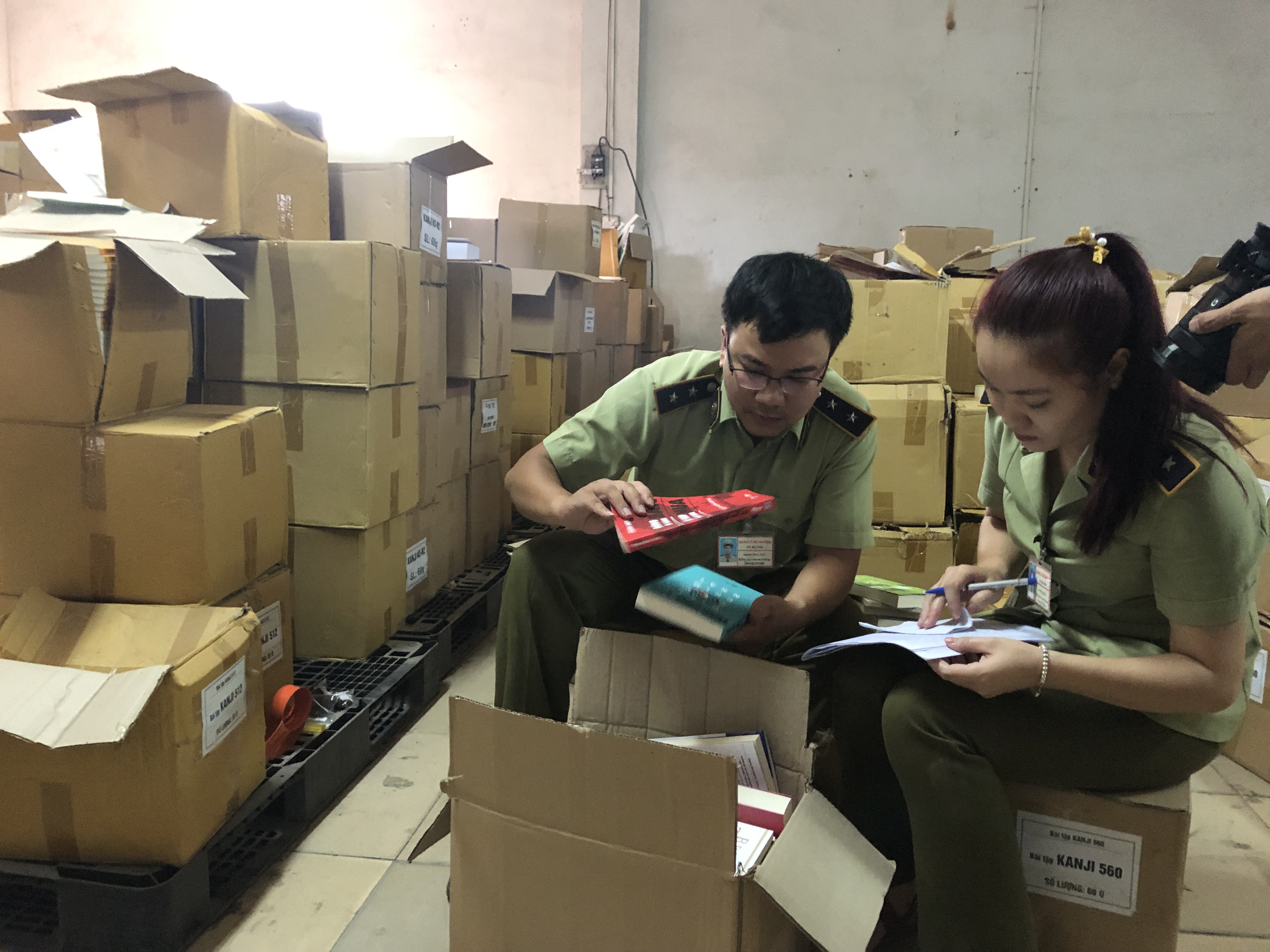 thu giữ sách lậu