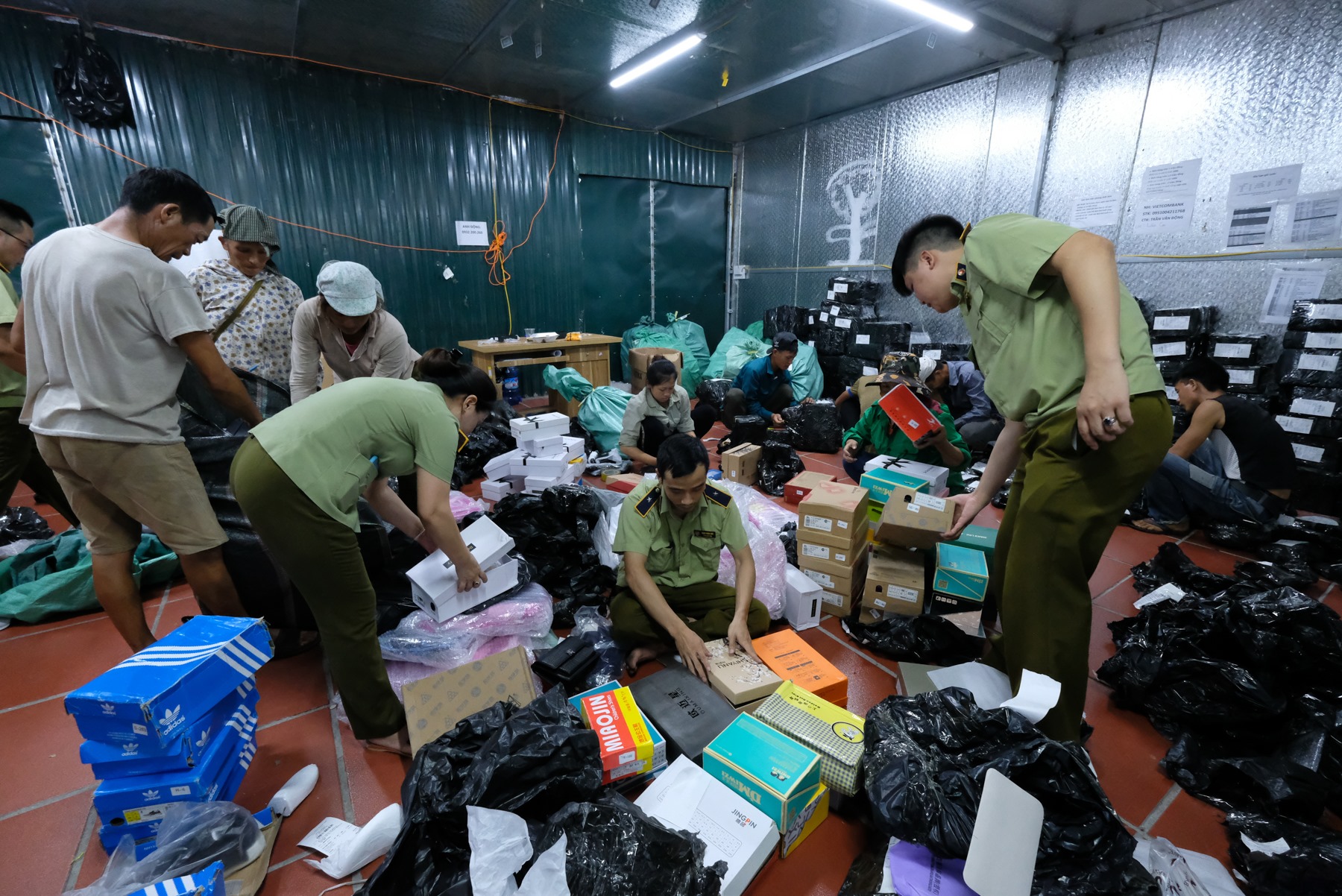 kho hàng lậu rộng 10.000m2 tại Lào Cai