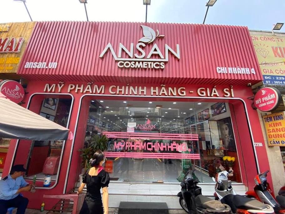 Thu giữ hàng nghìn mỹ phẩm không rõ nguồn gốc của Ansan Cosmetics