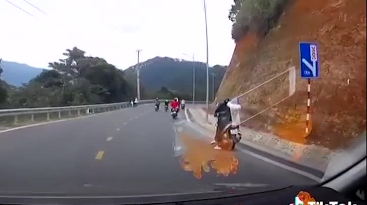 Đổ đèo bằng xe ga, đôi nam nữ mất phanh, ngã bò xuống đường