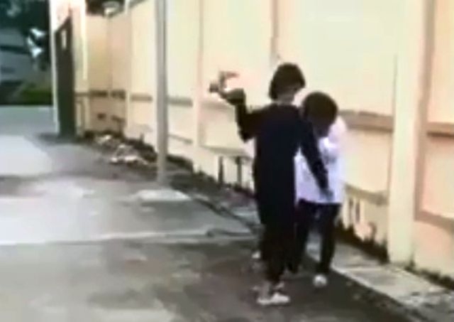 bi mang thua con nha nguoi ta nu sinh uat uc lay mu bao hiem dap vao dau ban