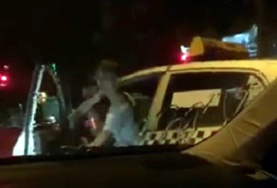 Tài xế taxi Thanh Nga dọa đốt xe Camry đang dừng đèn đỏ