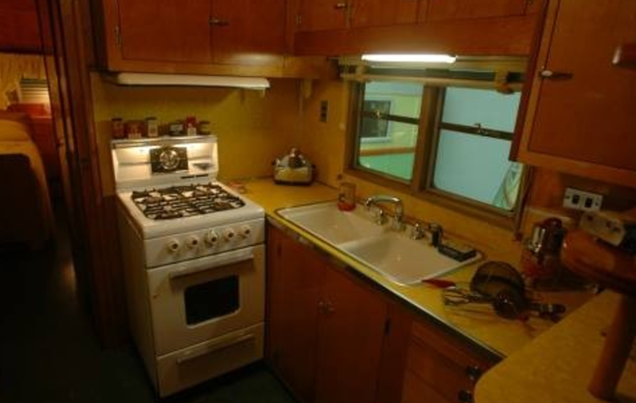 Cặp vợ chồng này đã mua một nhà kho cũ và thấy được thứ không thể ngờ