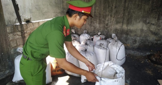 Phát hiện cơ sở chế biến hơn 5 tạ mỡ bò “bẩn”