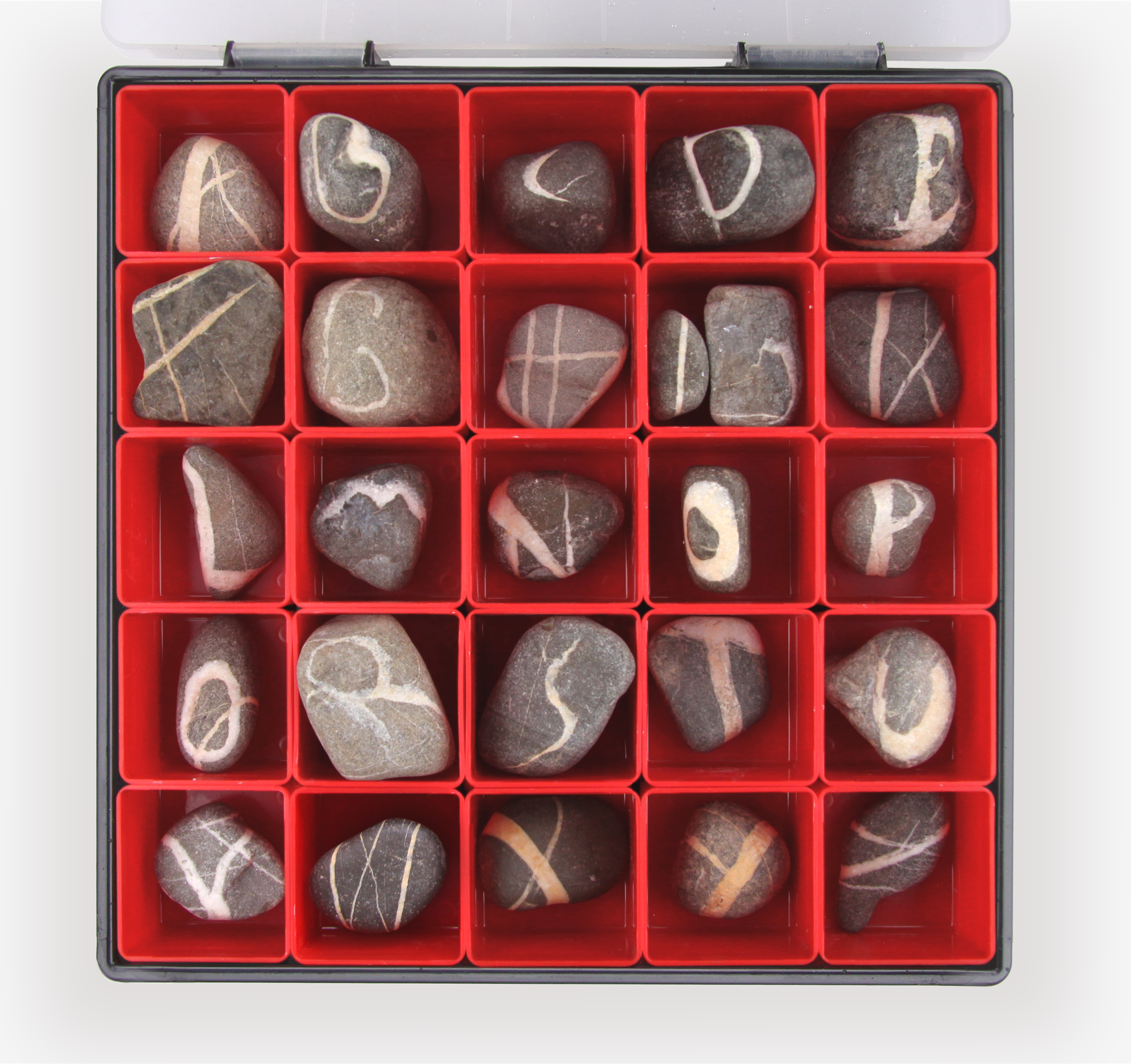 Sưu tập bộ chữ cái in trên đá cuội thu thập được ở dãy núi Alps - ảnh 1