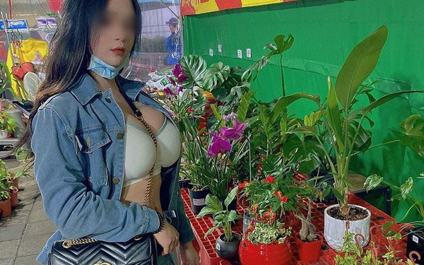 Đi chợ hoa Tết, cô gái bị chỉ trích vì mặc bộ đồ khoe vòng 1 phản cảm