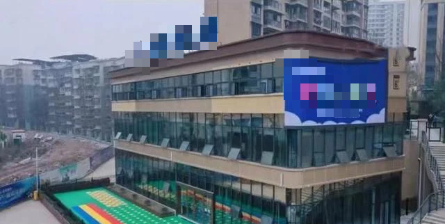 Đăng hình trẻ đang ăn trái cây, cô giáo vô tình gửi luôn cả... clip làm 