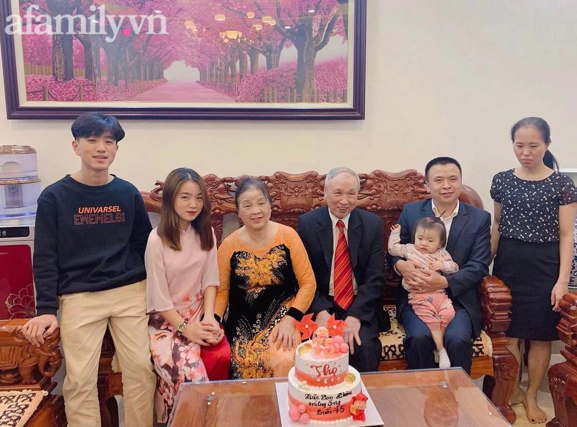 Những tấm ảnh cưới năm 2001 cặp trai tài gái sắc Hà Nội: Chiếc xe hoa đi mượn