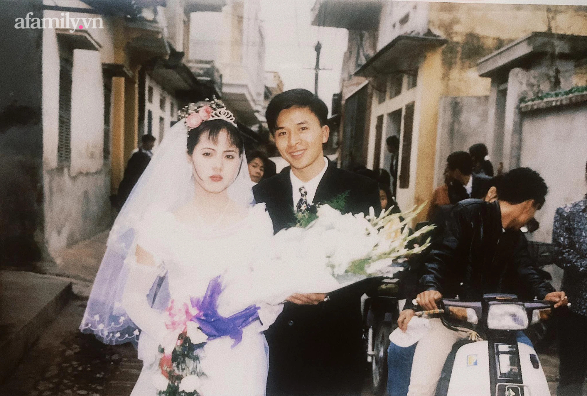 Những tấm ảnh cưới năm 2001 cặp trai tài gái sắc Hà Nội: Chiếc xe hoa đi mượn "cho hoành tráng" đến bí quyết hôn hạnh phúc suốt 20 năm! - Ảnh 5.