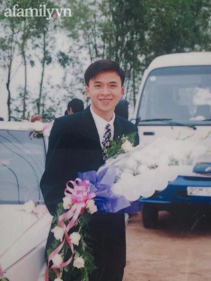 Những tấm ảnh cưới năm 2001 cặp trai tài gái sắc Hà Nội: Chiếc xe hoa đi mượn "cho hoành tráng" đến bí quyết hôn hạnh phúc suốt 20 năm! - Ảnh 3.