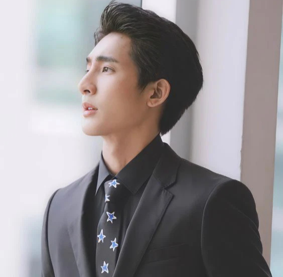 Thấy vợ nhận được tiền từ tài khoản lạ cao hơn cả lương của chồng, tôi thắc mắc thì cô ấy nhìn sang đứa con và nói hết sự thật - Ảnh 1.