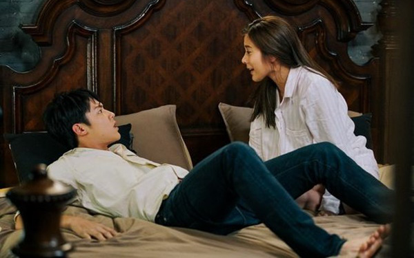 Đêm tân hôn vợ ở lì trong nhà tắm, tôi sốt ruột gọi cửa để rồi phải sốc khi cô ấy bước ra