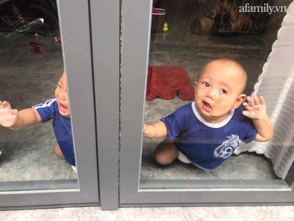 Nhờ chồng trông con để ra ngoài, mẹ trẻ quay về thấy 2 bé khóc ầm ĩ ở cửa, nhìn vào trong nhà thì 