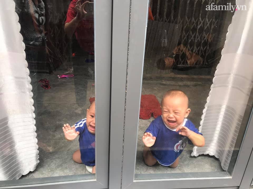 Nhờ chồng trông con để ra ngoài, mẹ trẻ quay về thấy 2 bé khóc ầm ĩ ở cửa, nhìn vào trong nhà thì