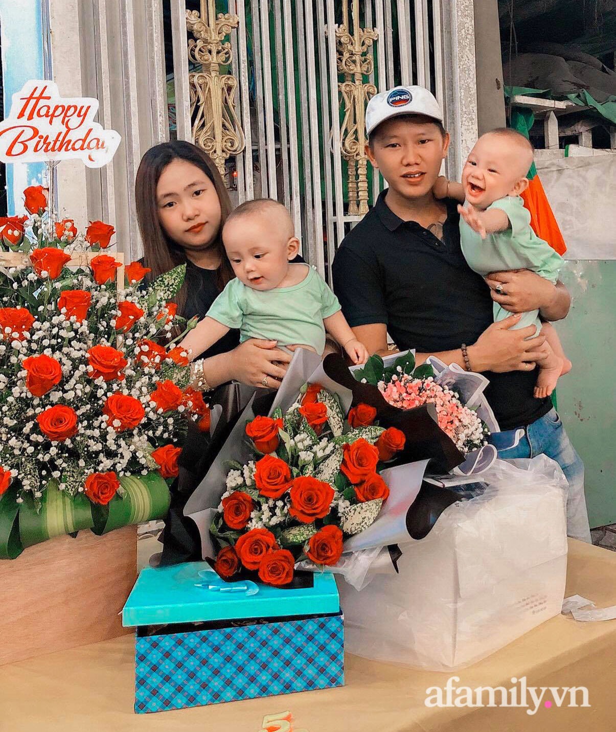 Nhờ chồng trông con để ra ngoài, mẹ trẻ quay về thấy 2 bé khóc ầm ĩ ở cửa, nhìn vào trong nhà thì