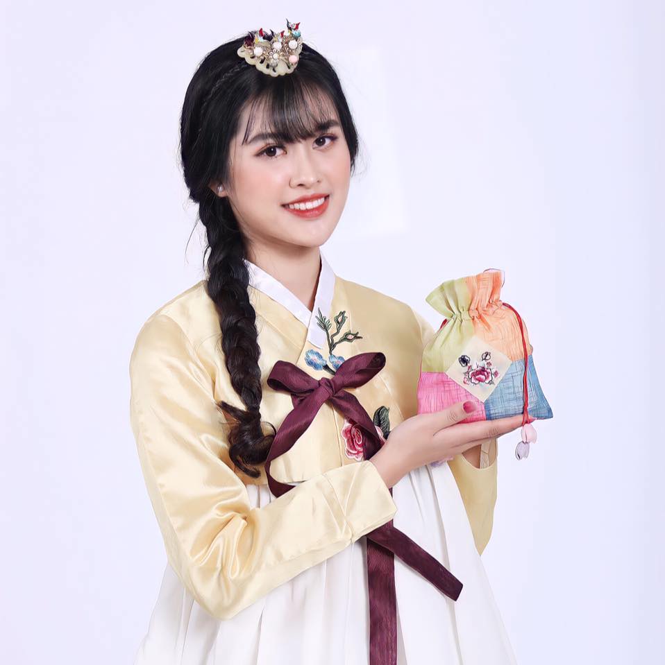 Màn lột xác “chấn động” của cô gái bị gọi là