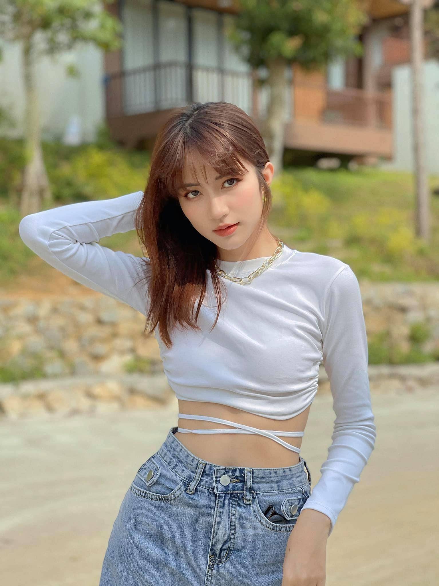 Ngoài hai cô chị, con gái út bà Nga bán bún riêu trong