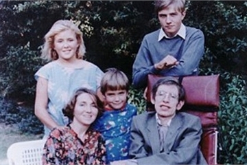 Chân dung 3 người con của thiên tài vật lý Stephen Hawking: Đều tài giỏi, có sự nghiệp riêng nhưng không ai nối nghiệp cha