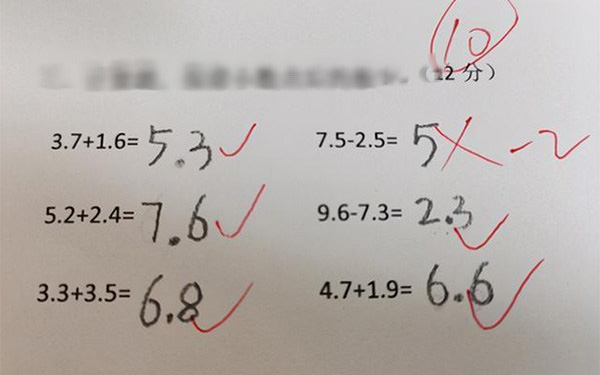 Phép tính 7,5 - 2,5 = 5 bị giáo viên gạch sai, bà mẹ quyết hỏi cho ra lẽ nhưng câu trả quá bất ngờ
