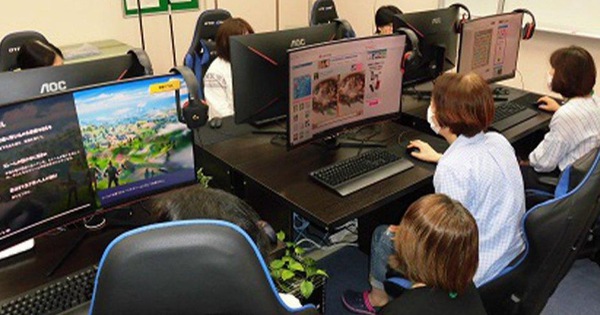 Kỳ lạ quán net dành riêng cho người già ở Nhật Bản,