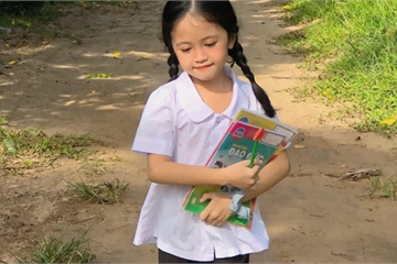 Bé gái thôn quê cắp sách tới trường khiến ai nấy ngẩn ngơ vì quá đỗi dễ thương