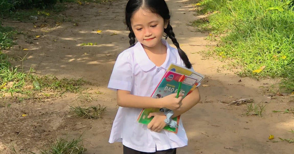 Bé gái thôn quê cắp sách tới trường khiến ai nấy ngẩn ngơ vì quá đỗi dễ thương