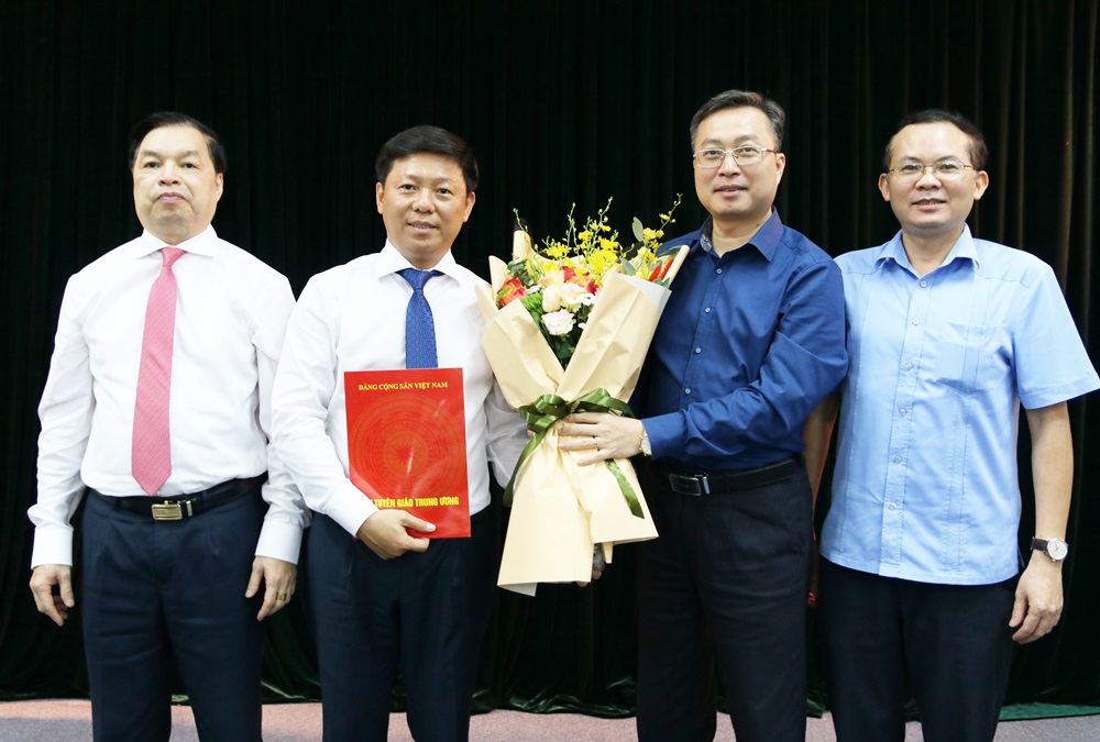 Các đồng chí Lãnh đạo Ban Tuyên giáo Trung ương chúc mừng đồng chí Trần Thanh Lâm.