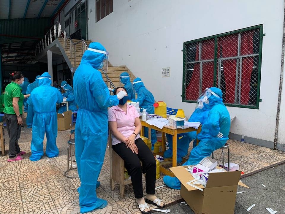 Employees of Changshin Vietnam Company are taken samples for Covid-19 testing, photo Le Lam/ thanhnien.vn