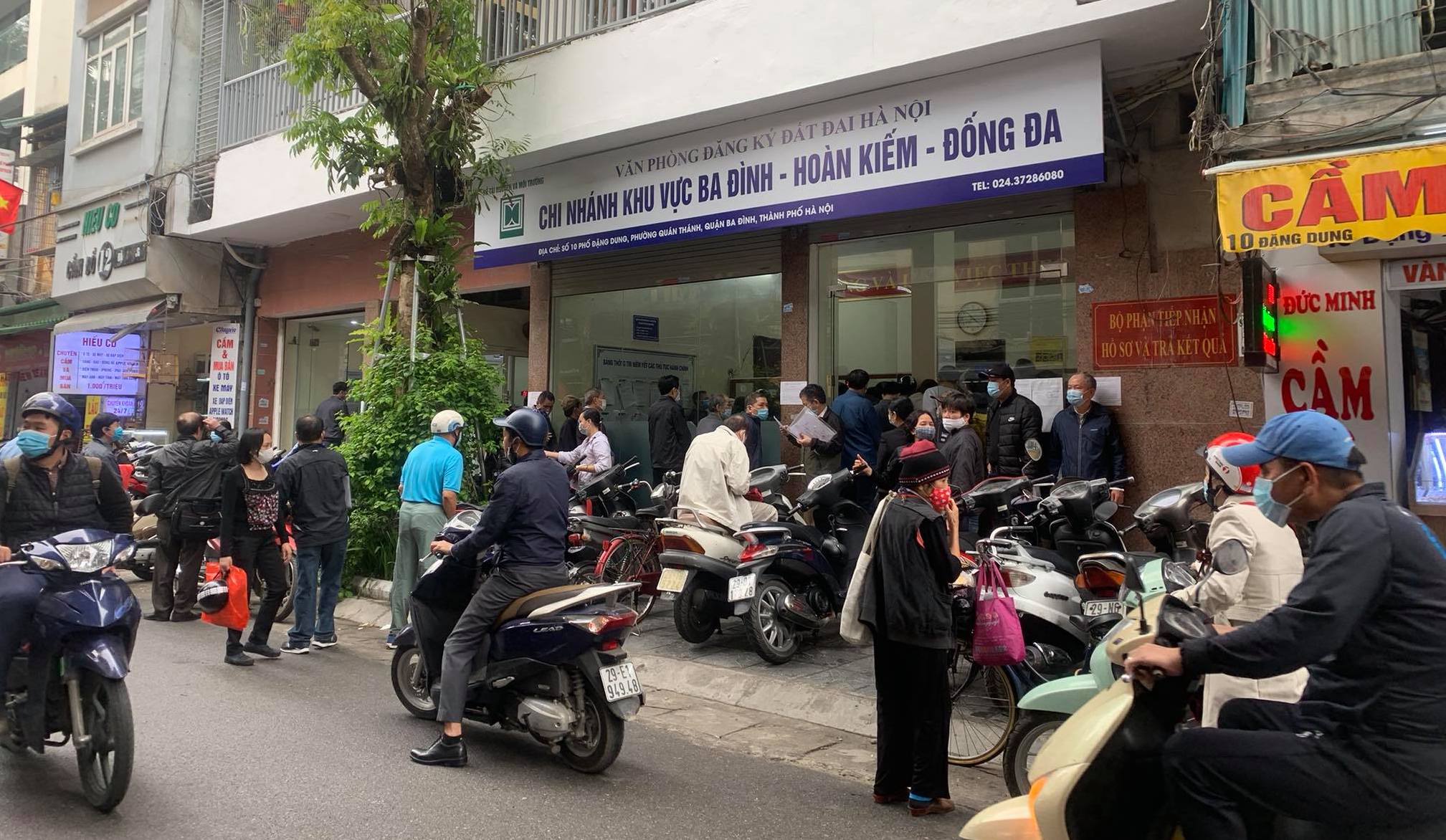 Chùm ảnh: Người dân thủ đô Hà Nội "ùn ùn" đi trả nợ tiền sử dụng đất trước ngày 1/3 - Ảnh 1.