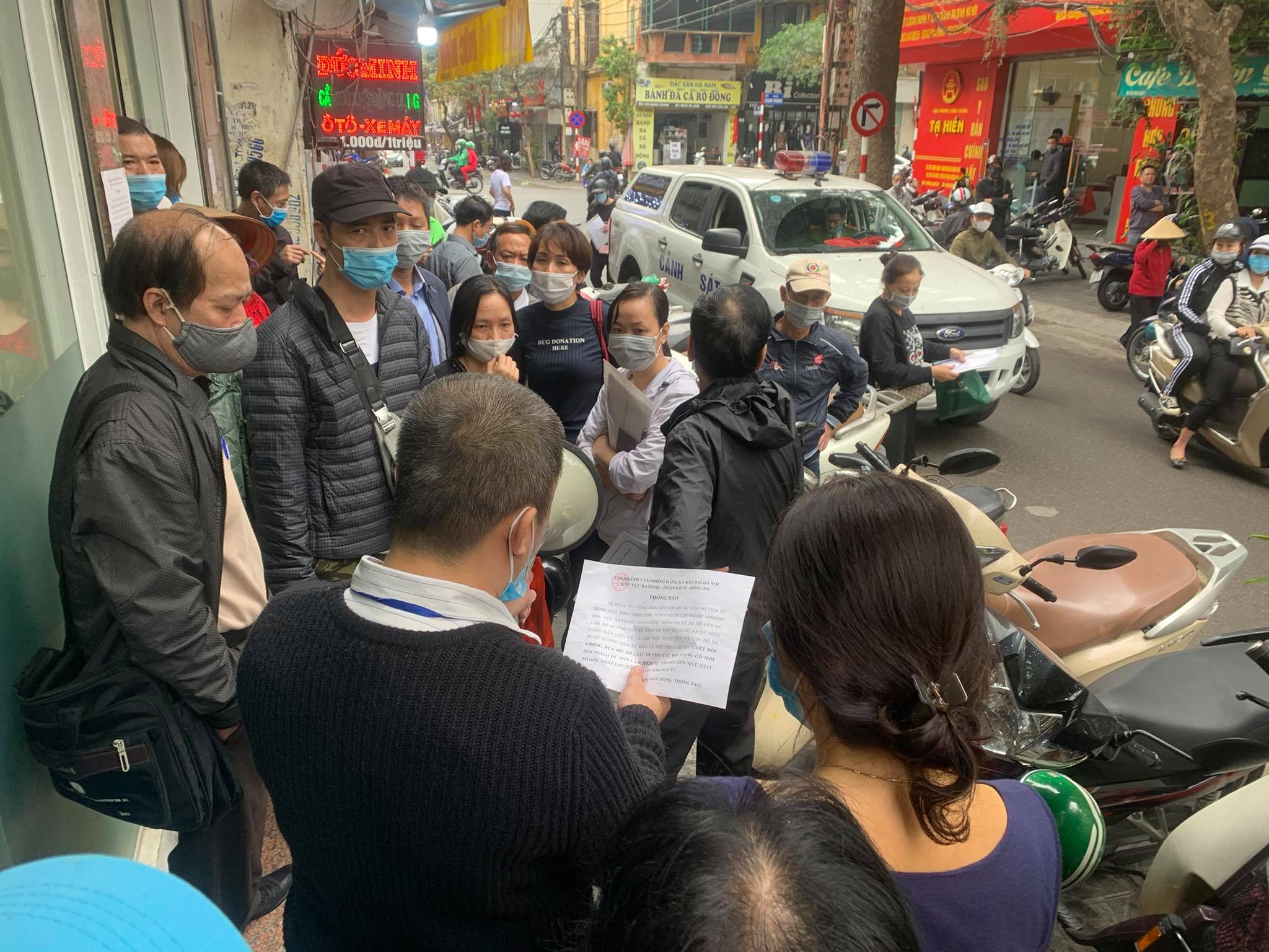 Chùm ảnh: Người dân thủ đô Hà Nội "ùn ùn" đi trả nợ tiền sử dụng đất trước ngày 1/3 - Ảnh 9.