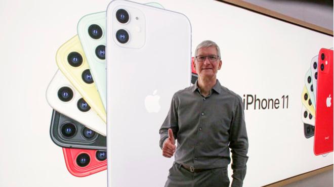 CEO Tim Cook của Apple với bộ sản phẩm iPhone 11.