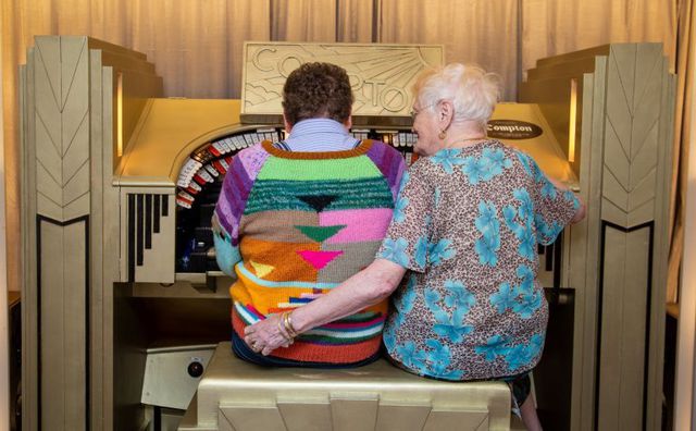 tinh yeu set danh cua cu ba 70 va chang trai 30 tuoi, cuoi nhau 14 nam van vien man hinh anh 2