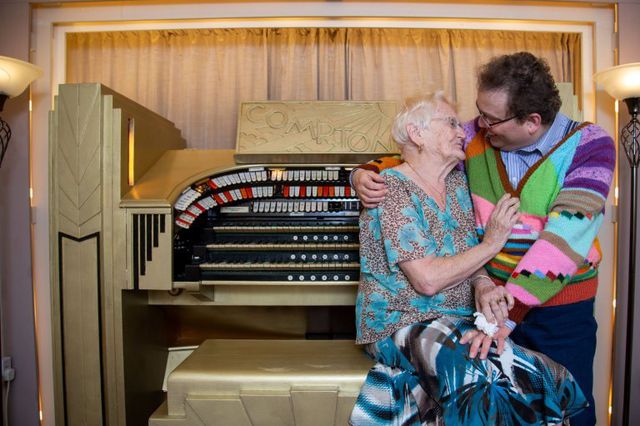 tinh yeu set danh cua cu ba 70 va chang trai 30 tuoi, cuoi nhau 14 nam van vien man hinh anh 3