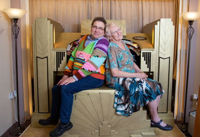 tinh yeu set danh cua cu ba 70 va chang trai 30 tuoi, cuoi nhau 14 nam van vien man hinh anh 4