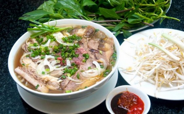 banh duc, pho le co tham nien lau doi, noi tieng o sai gon hinh anh 3