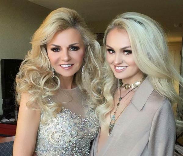 nhan sac tuoi tre cua ba me u60 luon bi nham la chi cua 2 con gai hinh anh 3