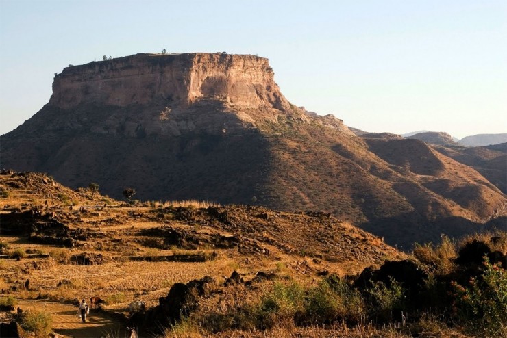 nhung ngon nui nguy hiem nhat the gioi nhung du khach van un un ghe qua hinh anh 4