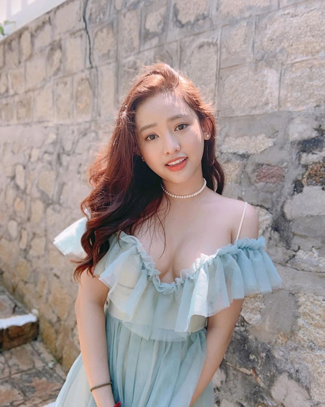 hai co gai thi phi: nguoi khoe sieu xe tien ty, nguoi ngay cang sexy hinh anh 10