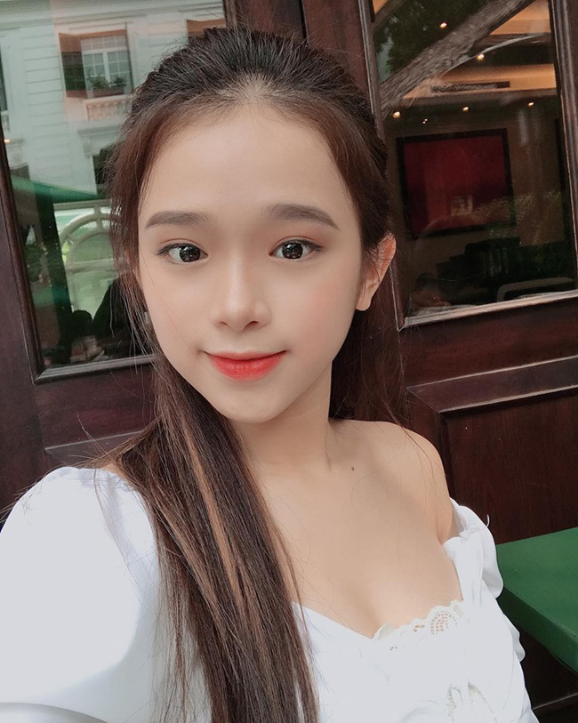 hai co gai thi phi: nguoi khoe sieu xe tien ty, nguoi ngay cang sexy hinh anh 11