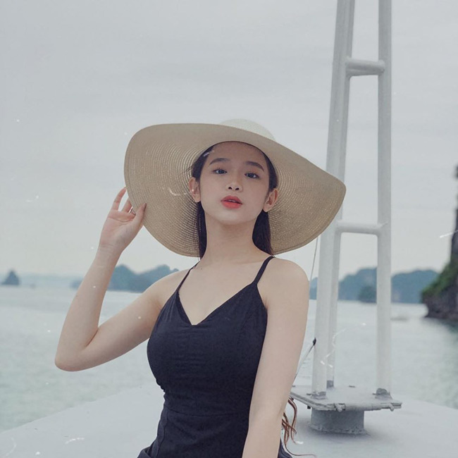 hai co gai thi phi: nguoi khoe sieu xe tien ty, nguoi ngay cang sexy hinh anh 14